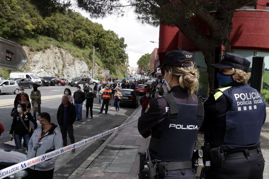 Police regulate entry of French shoppers into Spanish side of El Pertús as lockdown regulations begin to ease (by Marina López)